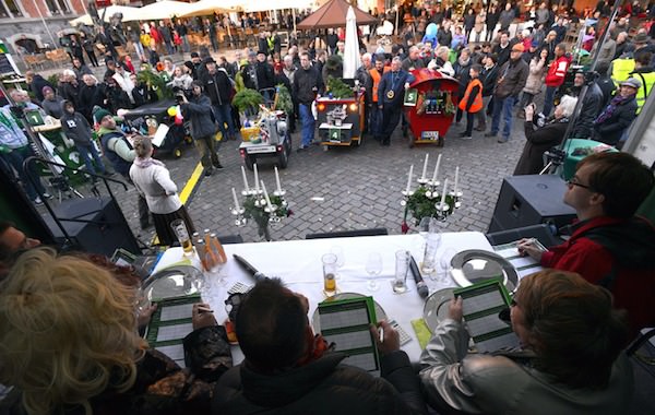 Die Grünkohlsaison wird am Sonntag, 2. November, offiziell auf dem Oldenburger Rathausmarkt eröffnet. Wir von Abel & Gerdes werden dabei sein. Im Vorfeld wird ein Bollerwagen Wettbewerb stattfinden.