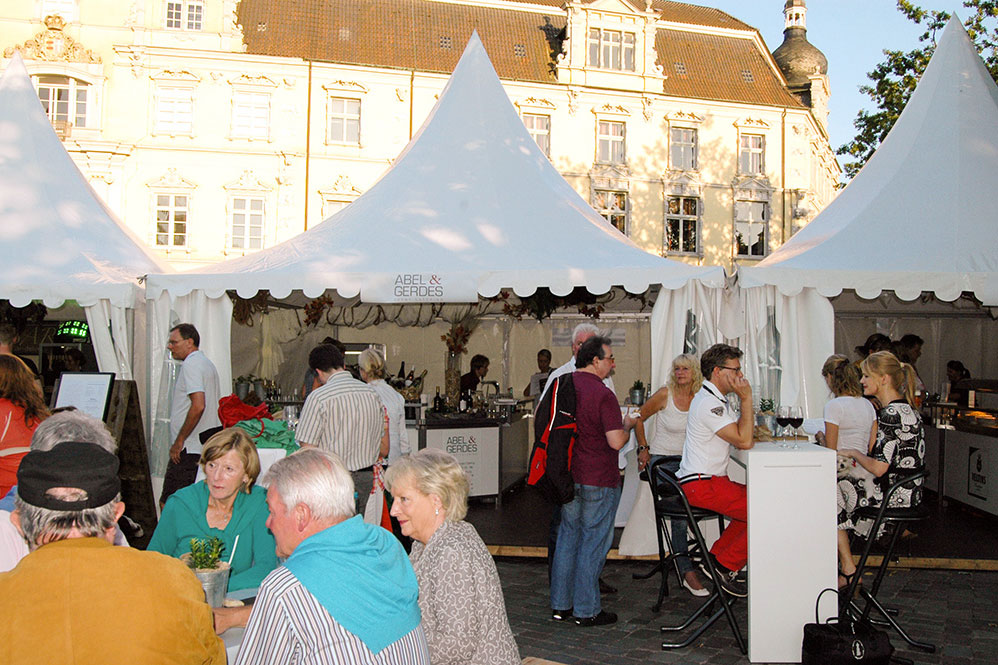 Das Weinfest in Oldenburg zeichnet sich durch nette Gäste aus, die einen guten Tropfen und eine feine Speise zu schätzen wissen.
