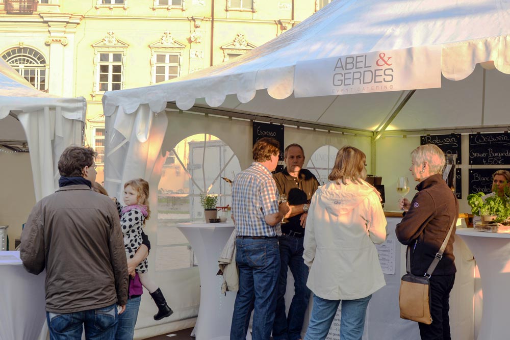 Im Mittelpunkt der Veranstaltung stehen die Verkostung und Beratung im persönlichen Gespräch mit den Winzern, die zum Teil schon seit mehr als 20 Jahren am Oldenburger Weinfest teilnehmen.